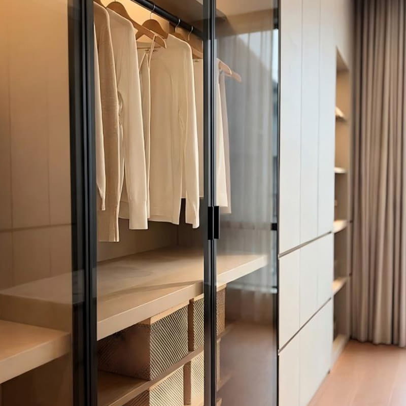 Louvre Minimalistisk Opplyst Finer Walk-in Closet